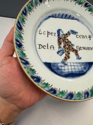 A rare Chinese doucai 'Commedia dell’arte' 'South Sea Bubble' plate, Kangxi, ca. 1720 — photo 7