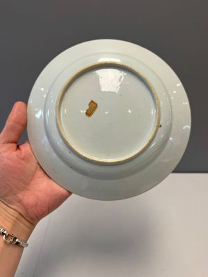 A rare Chinese doucai 'Commedia dell’arte' 'South Sea Bubble' plate, Kangxi, ca. 1720 — photo 8