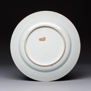 A rare Chinese doucai 'Commedia dell’arte' 'South Sea Bubble' plate, Kangxi, ca. 1720 — photo 2