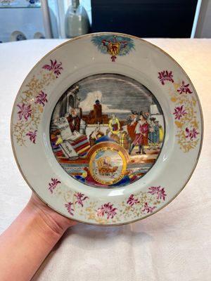 A rare Chinese Dutch-decorated famille rose 'Brussels Clothtraders' plate, Qianlong, ca. 1740-1750 — photo 1