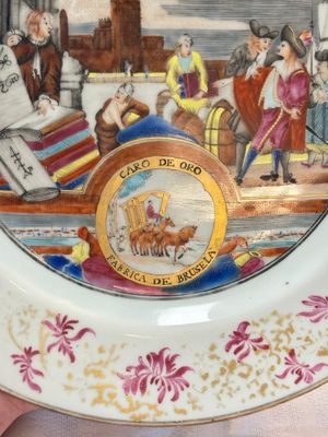 A rare Chinese Dutch-decorated famille rose 'Brussels Clothtraders' plate, Qianlong, ca. 1740-1750 — photo 2