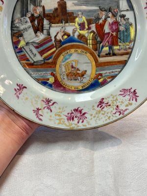 A rare Chinese Dutch-decorated famille rose 'Brussels Clothtraders' plate, Qianlong, ca. 1740-1750 — photo 7