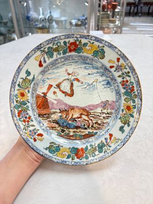 A rare Chinese Dutch-decorated 'The miracle of Zaandam' plate and cup, Qianlong — photo 1