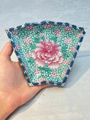 A rare Chinese enamelled Yixing stoneware nine-piece 'peonies' sweetmeat set, 19th C. — foto 11