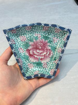 A rare Chinese enamelled Yixing stoneware nine-piece 'peonies' sweetmeat set, 19th C. — foto 13