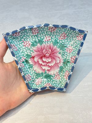 A rare Chinese enamelled Yixing stoneware nine-piece 'peonies' sweetmeat set, 19th C. — foto 15