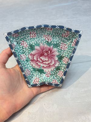 A rare Chinese enamelled Yixing stoneware nine-piece 'peonies' sweetmeat set, 19th C. — foto 19