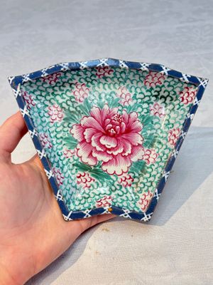 A rare Chinese enamelled Yixing stoneware nine-piece 'peonies' sweetmeat set, 19th C. — foto 5