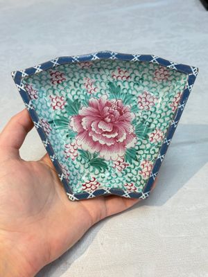 A rare Chinese enamelled Yixing stoneware nine-piece 'peonies' sweetmeat set, 19th C. — foto 9