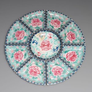 A rare Chinese enamelled Yixing stoneware nine-piece 'peonies' sweetmeat set, 19th C. — foto 1