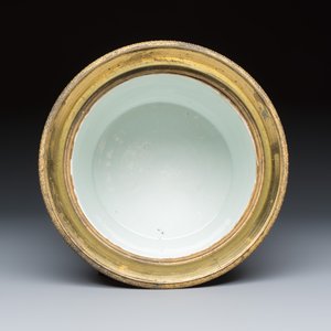 A rare Chinese English-decorated blue and white jar and cover with gilt-bronze mounts — foto 6