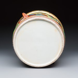 A rare Chinese English-decorated blue and white jar and cover with gilt-bronze mounts — foto 7