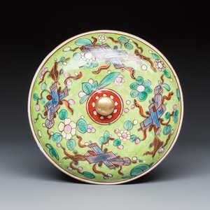 A rare Chinese English-decorated blue and white jar and cover with gilt-bronze mounts — foto 8