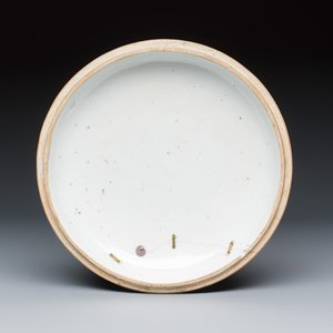 A rare Chinese English-decorated blue and white jar and cover with gilt-bronze mounts — foto 9
