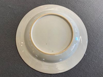 A rare Chinese European-decorated export porcelain 'Clothtraders' plate, Qianlong — photo 8