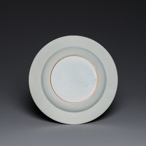 A rare Chinese European-decorated export porcelain 'Clothtraders' plate, Qianlong — photo 2