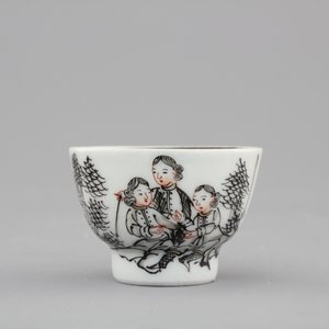 A rare Chinese export porcelain grisaille miniature cup and saucer, 18th C. — photo 4