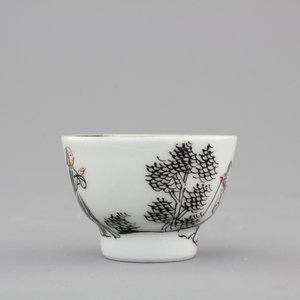 A rare Chinese export porcelain grisaille miniature cup and saucer, 18th C. — photo 5