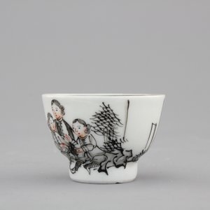 A rare Chinese export porcelain grisaille miniature cup and saucer, 18th C. — photo 7