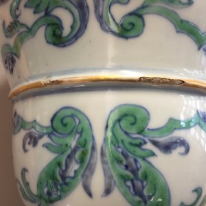 A rare Chinese export porcelain urn and cover, Kangxi/Yongzheng, 1st quarter 18th C. — photo 12