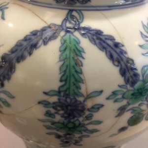 A rare Chinese export porcelain urn and cover, Kangxi/Yongzheng, 1st quarter 18th C. — photo 16