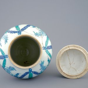 A rare Chinese export porcelain urn and cover, Kangxi/Yongzheng, 1st quarter 18th C. — photo 5