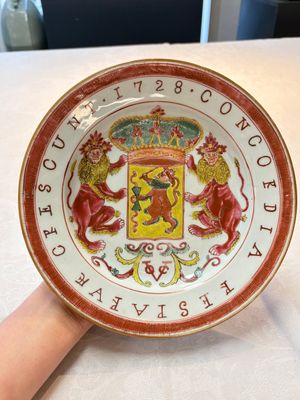 A rare Chinese famille rose armorial plate with VOC coat of arms, dated 1728, Yongzheng — photo 1