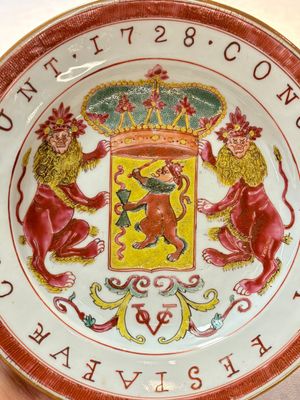 A rare Chinese famille rose armorial plate with VOC coat of arms, dated 1728, Yongzheng — photo 2