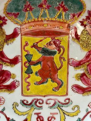 A rare Chinese famille rose armorial plate with VOC coat of arms, dated 1728, Yongzheng — photo 4