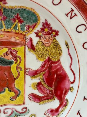 A rare Chinese famille rose armorial plate with VOC coat of arms, dated 1728, Yongzheng — photo 5