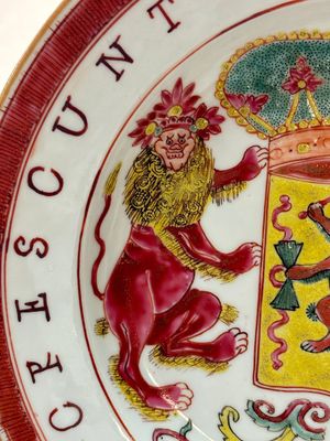 A rare Chinese famille rose armorial plate with VOC coat of arms, dated 1728, Yongzheng — photo 6