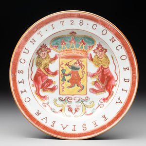 A rare Chinese famille rose armorial plate with VOC coat of arms, dated 1728, Yongzheng — photo 1