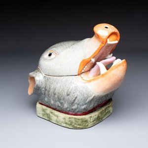 A rare Chinese famille rose 'boar head' tureen and cover, Qianlong — foto 1