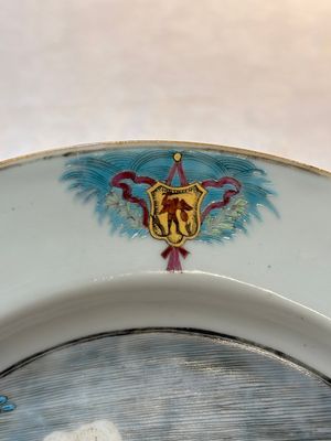 A rare Chinese famille rose 'Brussels Clothtraders' plate, Qianlong, ca. 1740-1750 — 照片 5