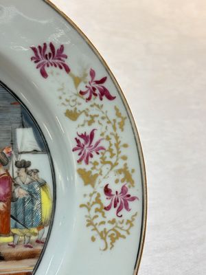 A rare Chinese famille rose 'Brussels Clothtraders' plate, Qianlong, ca. 1740-1750 — 照片 6