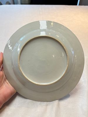 A rare Chinese famille rose 'Brussels Clothtraders' plate, Qianlong, ca. 1740-1750 — 照片 9
