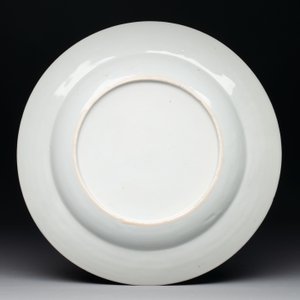A rare Chinese famille rose 'Brussels Clothtraders' plate, Qianlong, ca. 1740-1750 — 照片 2