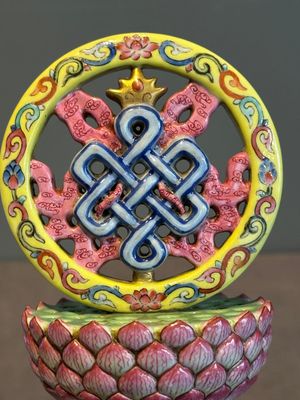 A rare Chinese famille rose Buddhist emblem altar ornament, Qianlong mark and of the period — photo 5