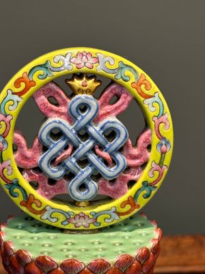 A rare Chinese famille rose Buddhist emblem altar ornament, Qianlong mark and of the period — 照片 5