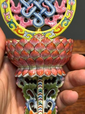A rare Chinese famille rose Buddhist emblem altar ornament, Qianlong mark and of the period — 照片 7