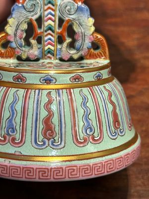 A rare Chinese famille rose Buddhist emblem altar ornament, Qianlong mark and of the period — 照片 9