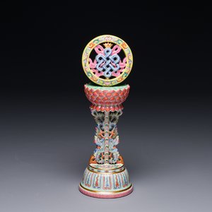 A rare Chinese famille rose Buddhist emblem altar ornament, Qianlong mark and of the period — 照片 1