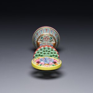 A rare Chinese famille rose Buddhist emblem altar ornament, Qianlong mark and of the period — 照片 4