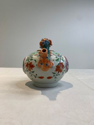 A rare Chinese famille rose double-walled 'Buddhist lions' teapot and cover, Qianlong — photo 2