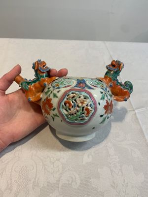 A rare Chinese famille rose double-walled 'Buddhist lions' teapot and cover, Qianlong — photo 5
