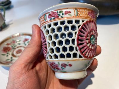 A rare Chinese famille rose double-walled reticulated cup and saucer, Yongzheng/Qianlong — 照片 3