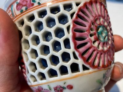A rare Chinese famille rose double-walled reticulated cup and saucer, Yongzheng/Qianlong — 照片 7