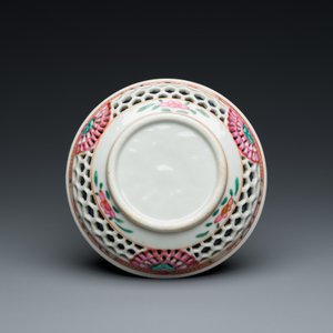 A rare Chinese famille rose double-walled reticulated cup and saucer, Yongzheng/Qianlong — 照片 4