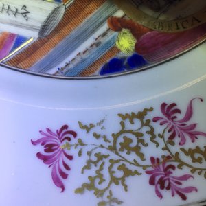 A rare Chinese famille rose European subject "Clothtraders" plate, Qianlong, ca. 1740 — photo 4