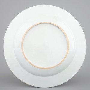 A rare Chinese famille rose export porcelain plate with a harbour view by the seaside, 18th C. — photo 2